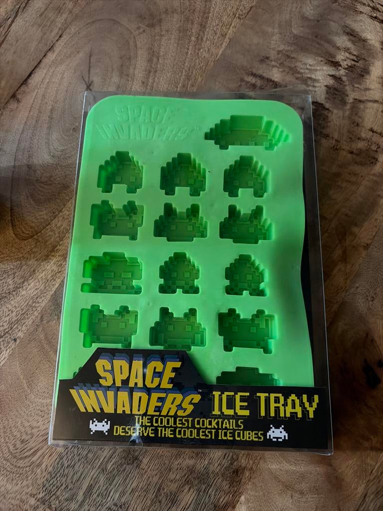 Space invaders ice tray, Ophalen