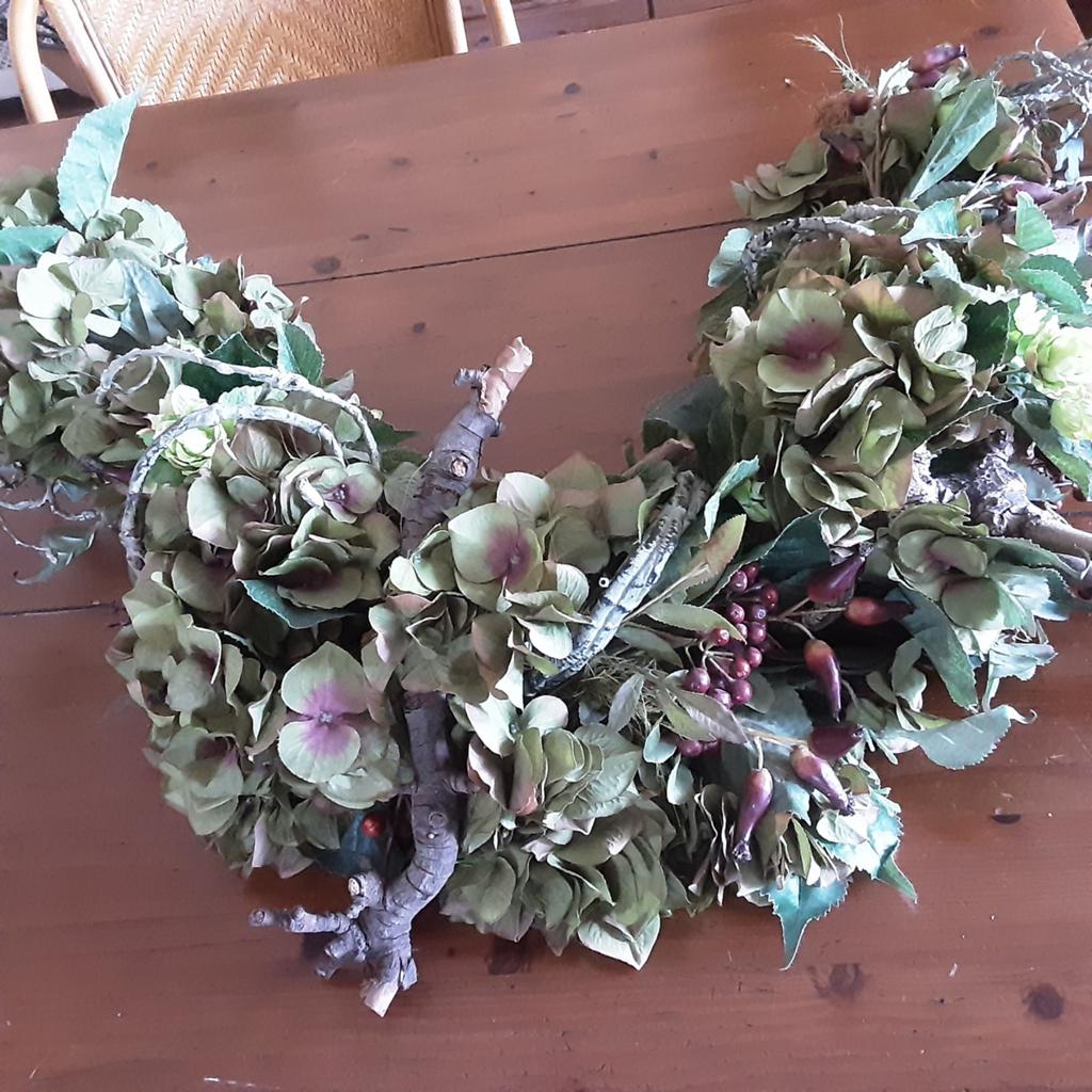 Mooie  decoratieve kunst krans  hoppe en hortensia  klimop., Huis en Inrichting, Woonaccessoires | Kransen, Ophalen of Verzenden