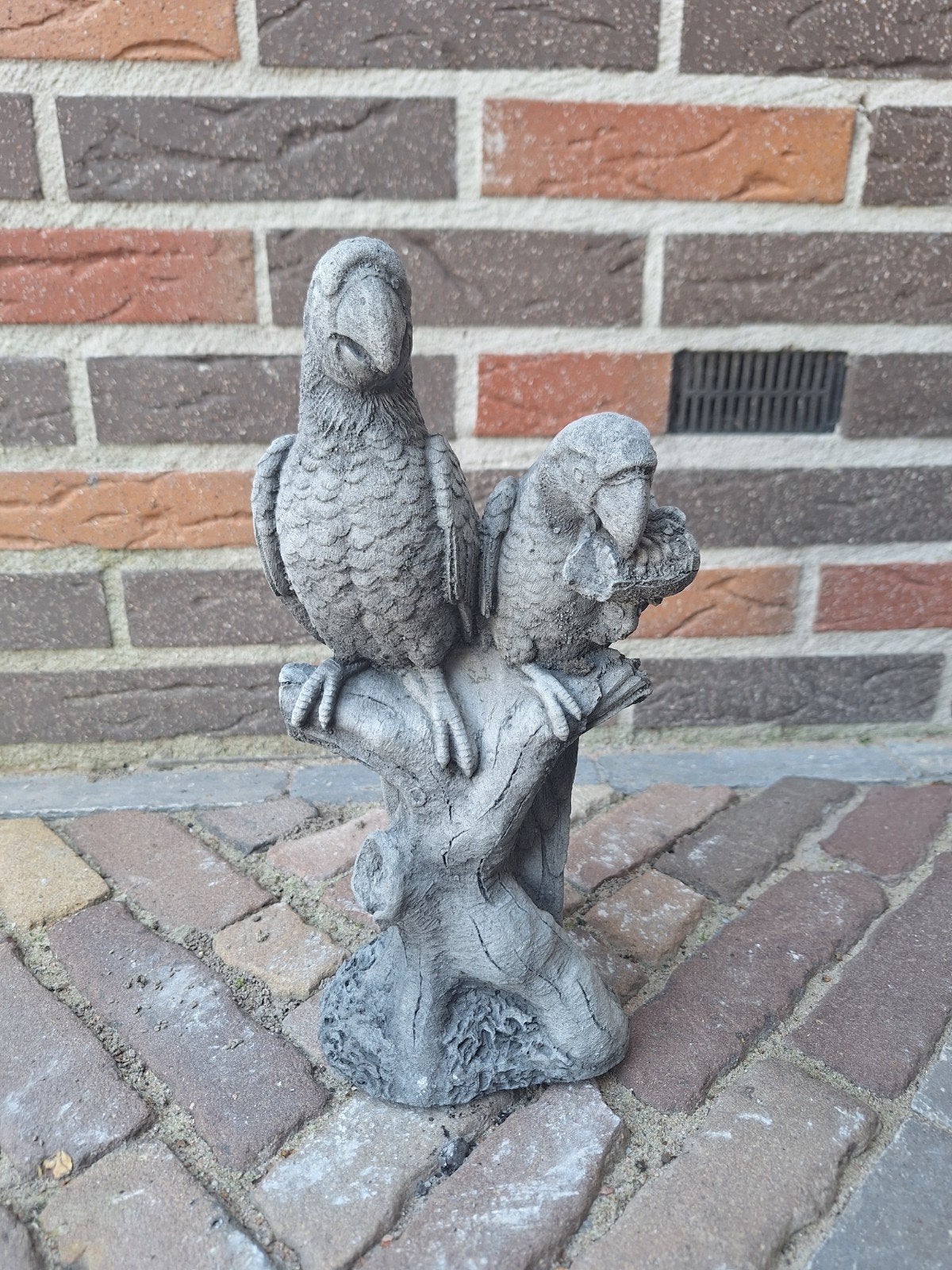 Betonnen beeld twee papegaaien op stok - 30 cm hoog, Ophalen, Nieuw, Beton, Dierenbeeld