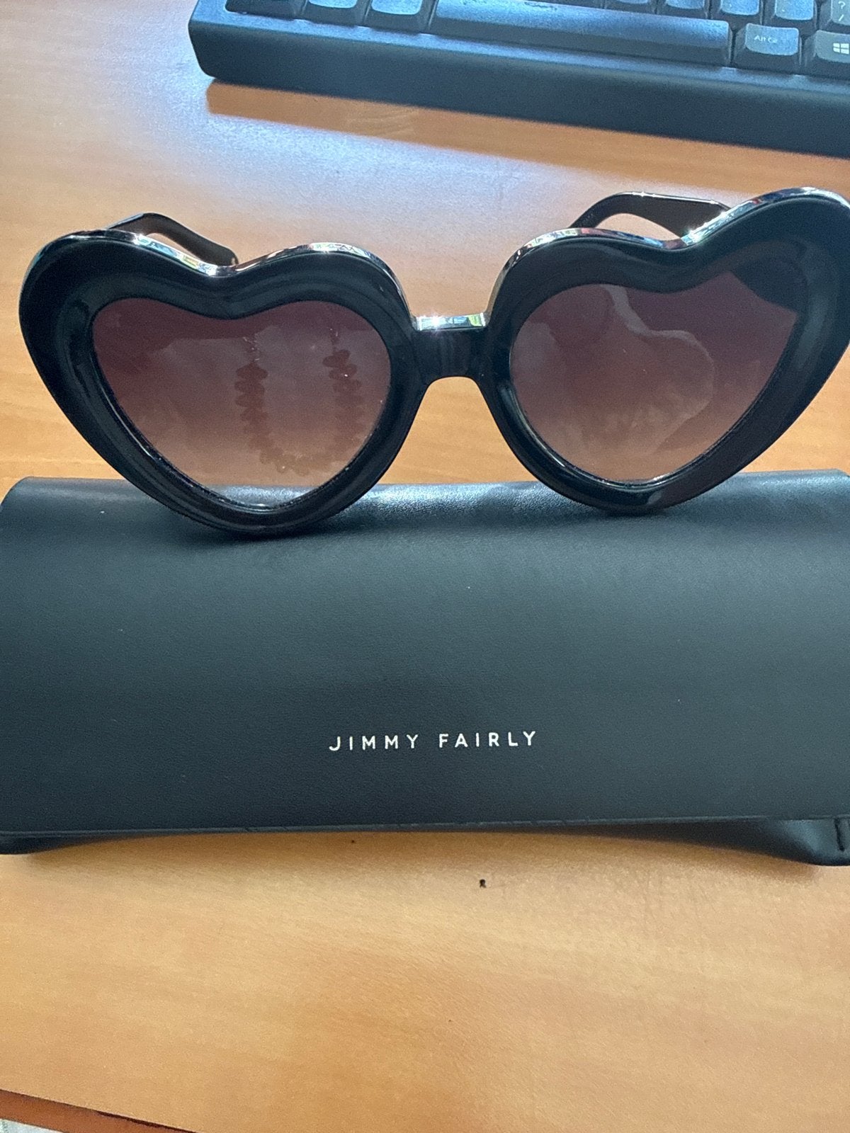 Jimmy Fairly De Coeur Zwart Hartvormige Zonnebril, Sieraden, Tassen en Uiterlijk, Overige merken, Gebruikt, Zonnebril, Verzenden