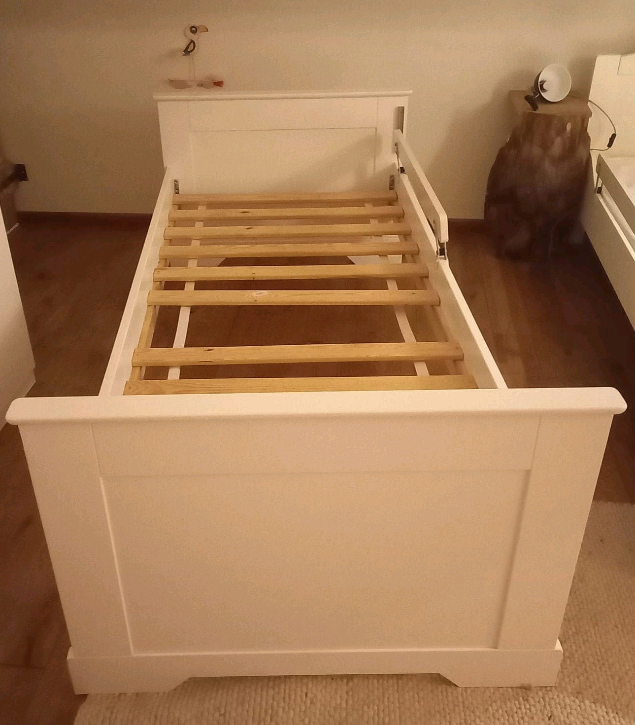 Bed wit 90 x 200 cm incl uitvalbeveiliging aan 1 zijde, 85 tot 100 cm, Gebruikt, Ophalen of Verzenden, Lattenbodem