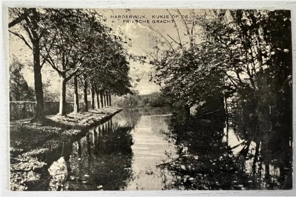 Oude Ansichtkaart Harderwijk - kijkje op de Friesche gracht, Ophalen of Verzenden, 1920 tot 1940, Gelopen, Gelderland