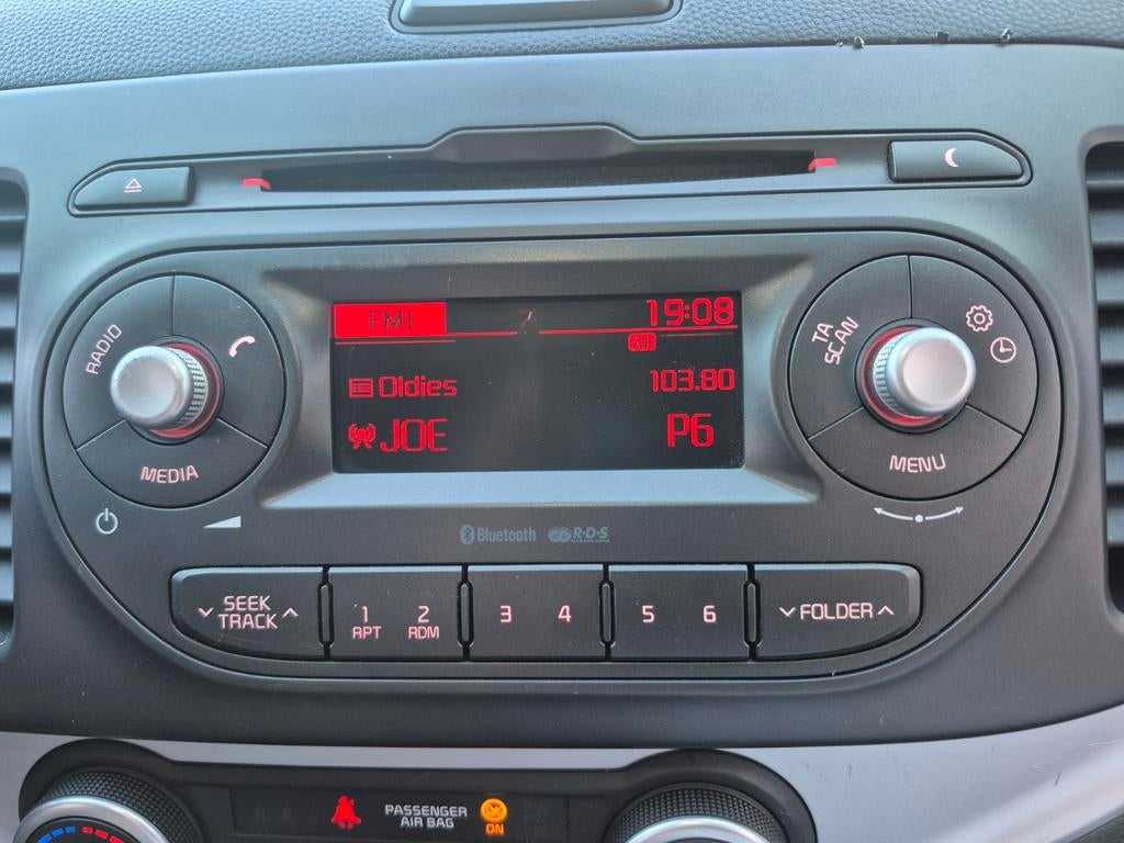 Radio Kia Picanto - Display licht beschadigd, werkt perfect, Auto diversen, Autoradio's, Ophalen of Verzenden, Gebruikt