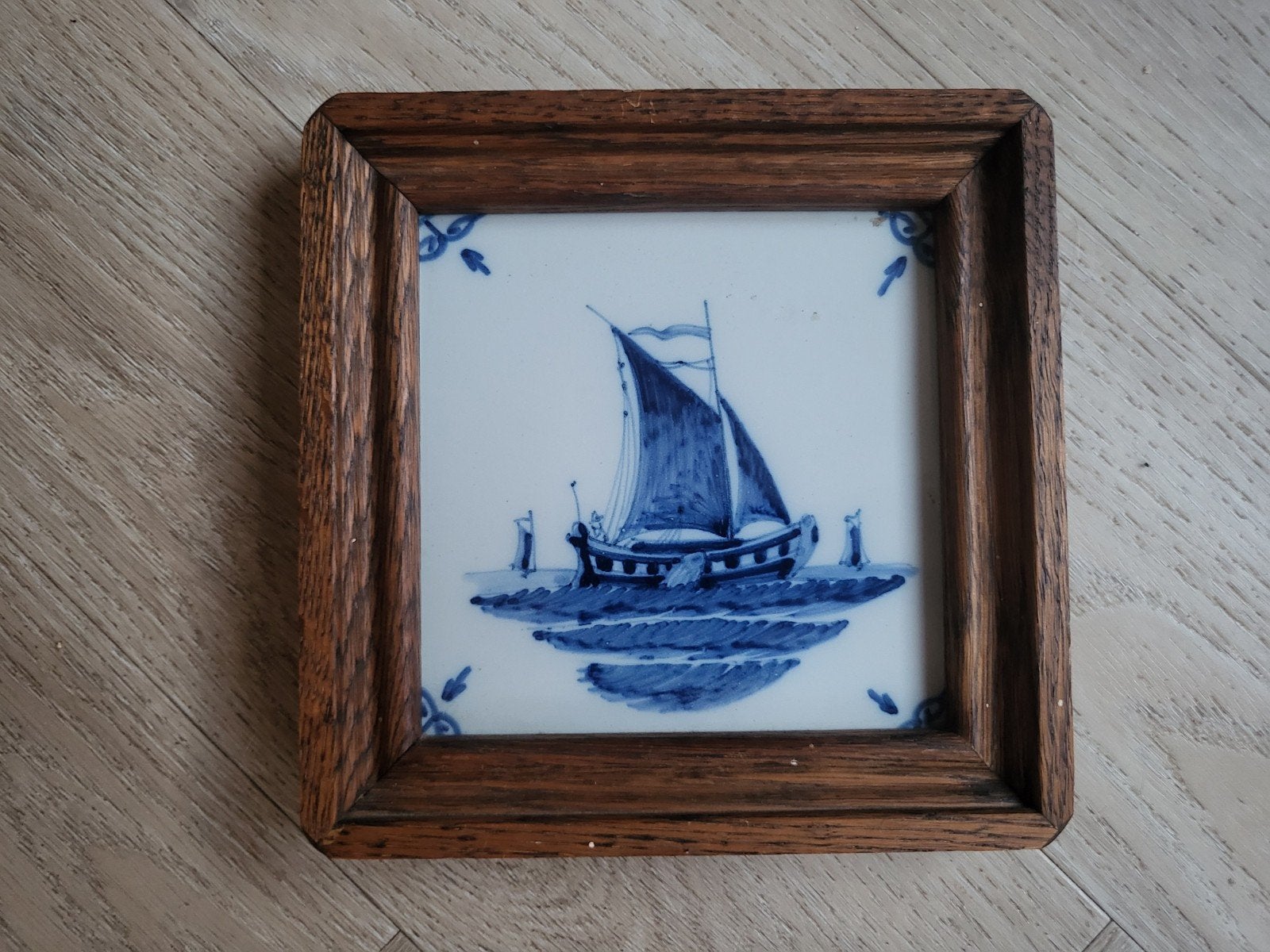 Handbeschilderde Delfts blauwe tegel met zeilboot, jaren '60, Ophalen of Verzenden