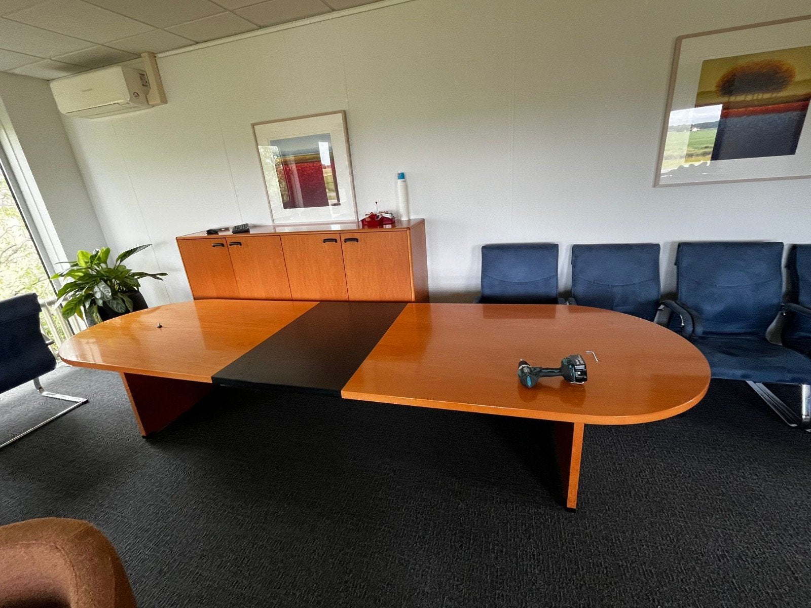 Grote vergadertafel met 8 bijpassende stoelen, Zakelijke goederen, Kantoor en Winkelinrichting | Kantoormeubilair en Inrichting