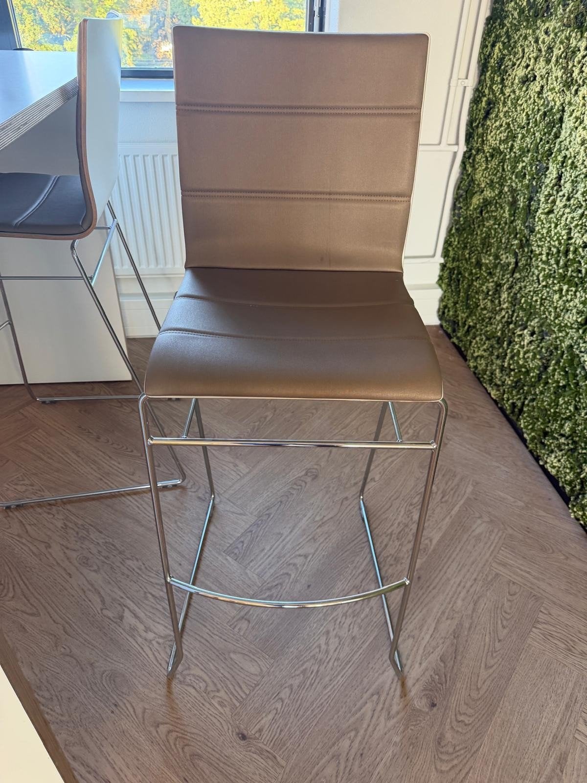 4x Design barkruk, chrome draadstaal, wit HPL + bruin leer, Met voetsteun, 60 tot 90 cm, Zo goed als nieuw, Vst