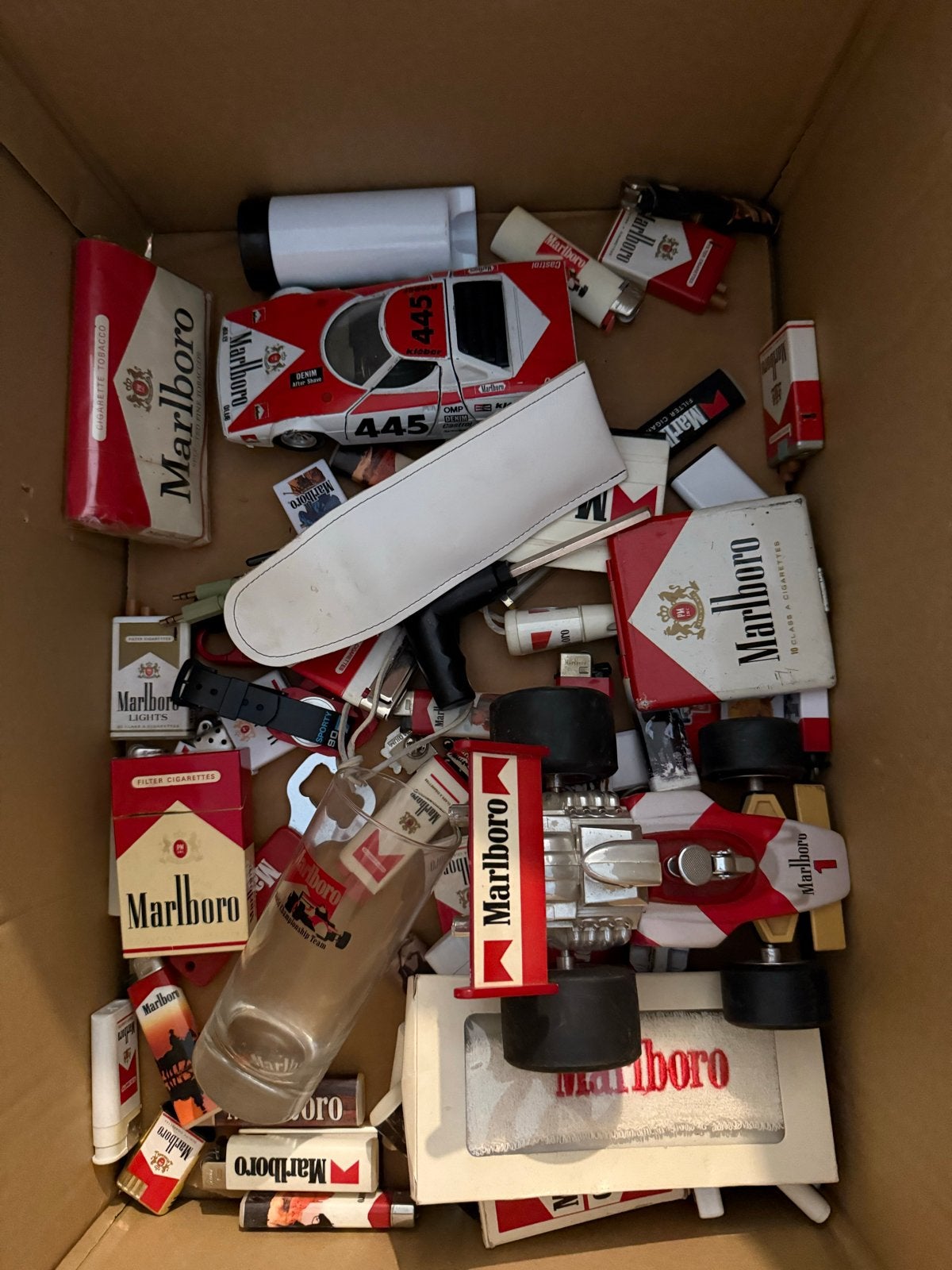 Marlboro verzameling: auto's, aanstekers, handdoek en meer, Ophalen of Verzenden, Gebruikt, Overige typen