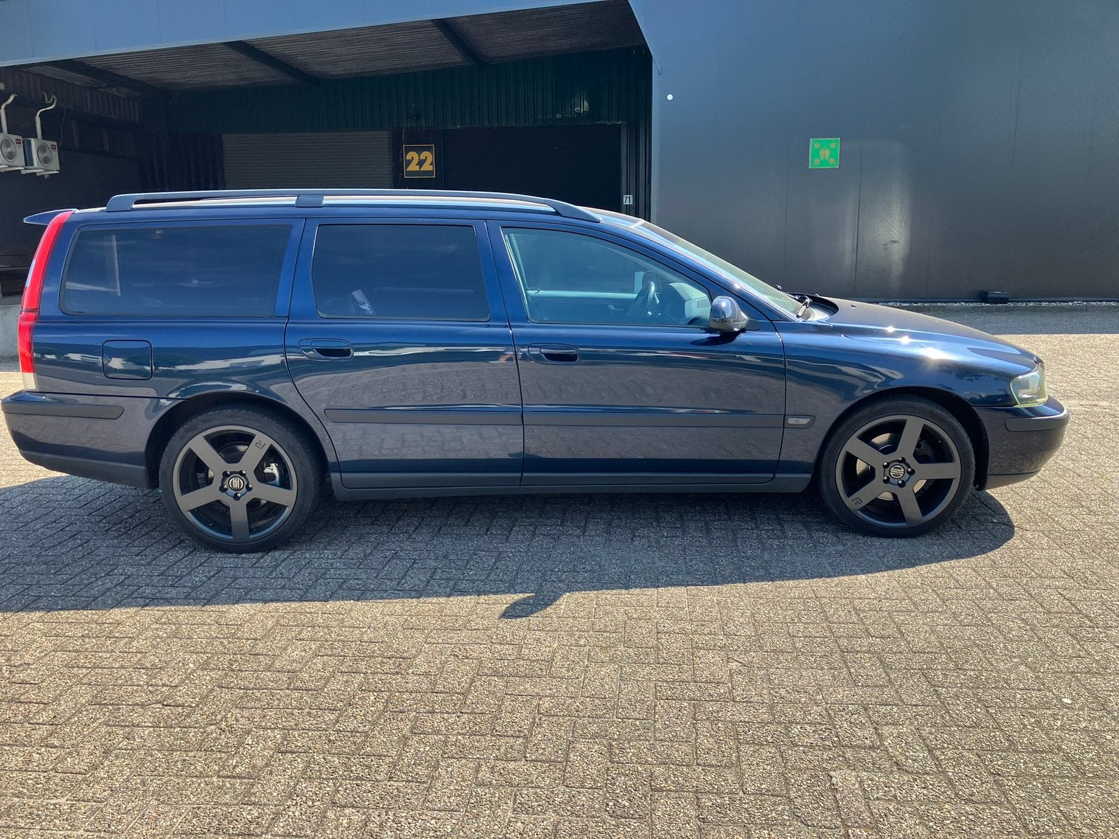 Volvo V70 in zeer mooie staat met unieke R velgen, Dealer onderhouden, Zwart, Blauw, Stationwagon