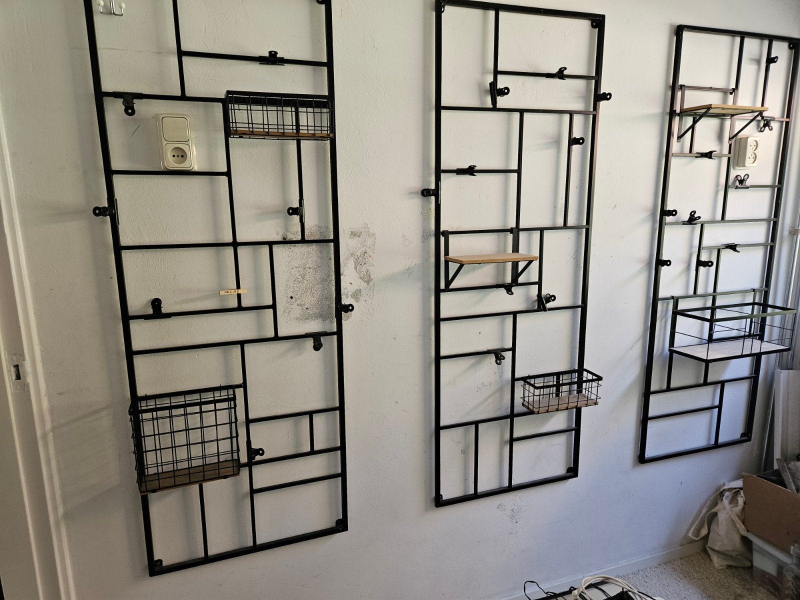 3 metalen zwarte rekjes met diverse plankjes en opbergvakjes, Huis en Inrichting, Woonaccessoires | Wandplanken en Boekenplanken
