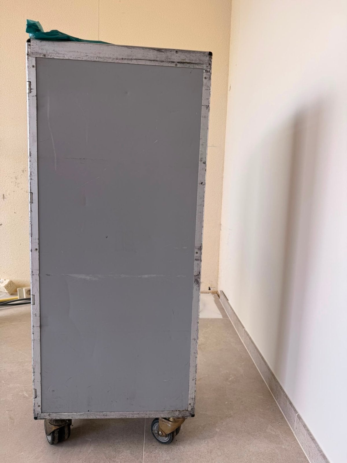 Transavia vliegtuig trolley (afvalbak met wielen), Ophalen, Gebruikt, 30 tot 40 liter, 75 – 100