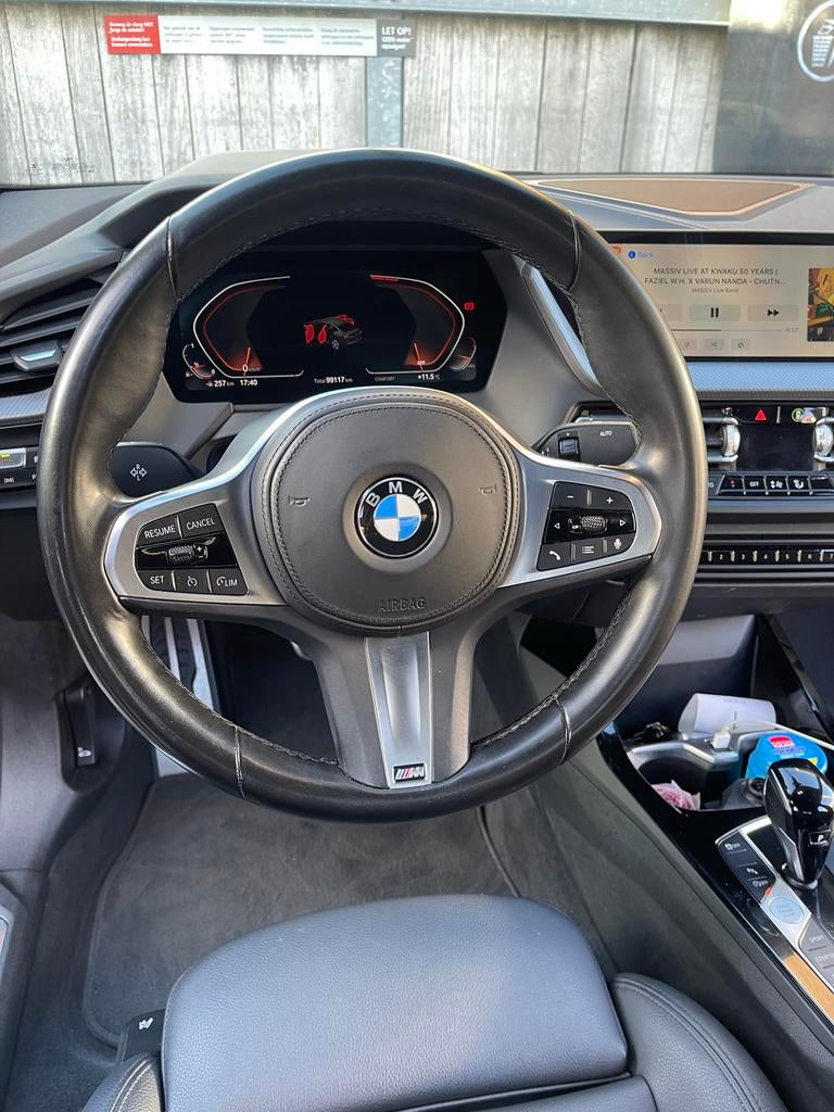 BMW 2-Serie Gran Coupé M-SPORT 218i 136pk Aut 2023 Zwart, Auto's, 136 pk, Zwart, 1350 kg, Zwart