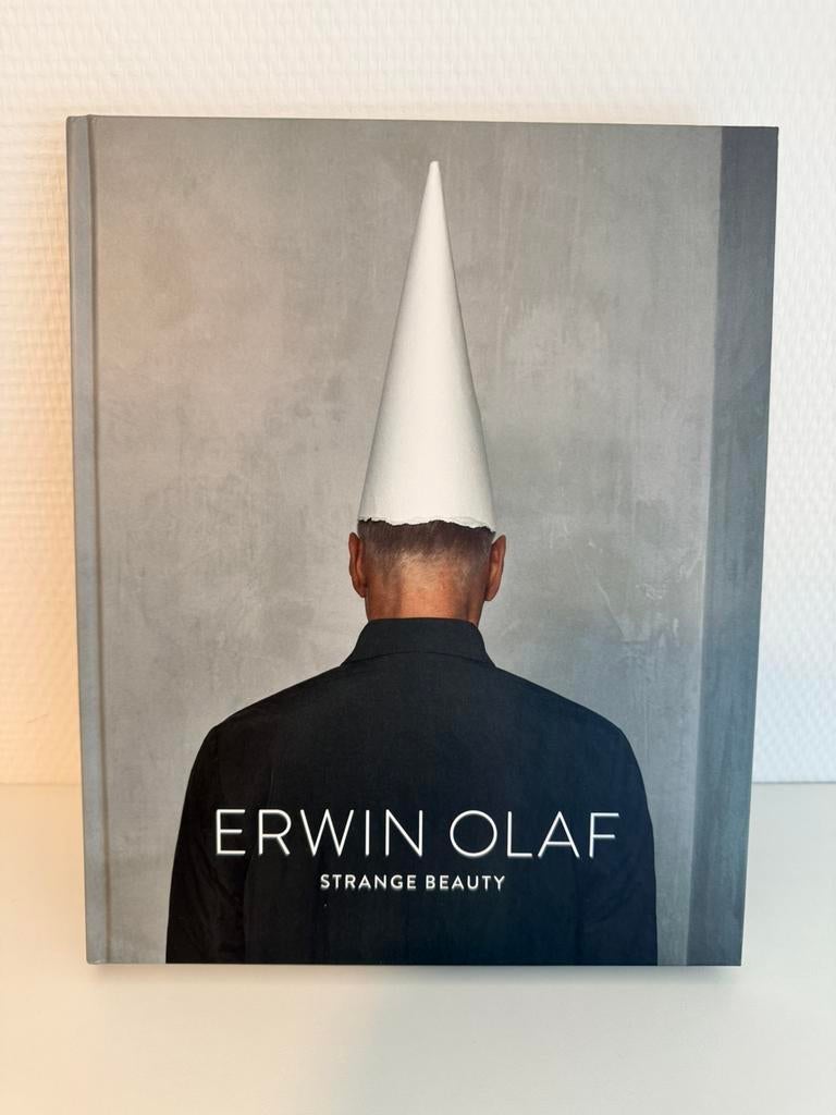 Erwin Olaf – Strange Beauty (2021) Gesigneerd | Nieuwstaat |, Ophalen of Verzenden, Nieuw, Fotografen