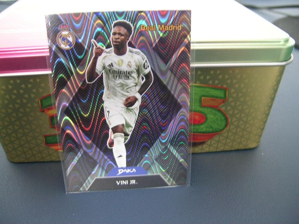 109/299 Vinicius Junior Real Madrid 2025-26 DAKA, Ophalen of Verzenden, Zo goed als nieuw, Buitenlandse clubs, Spelerskaart