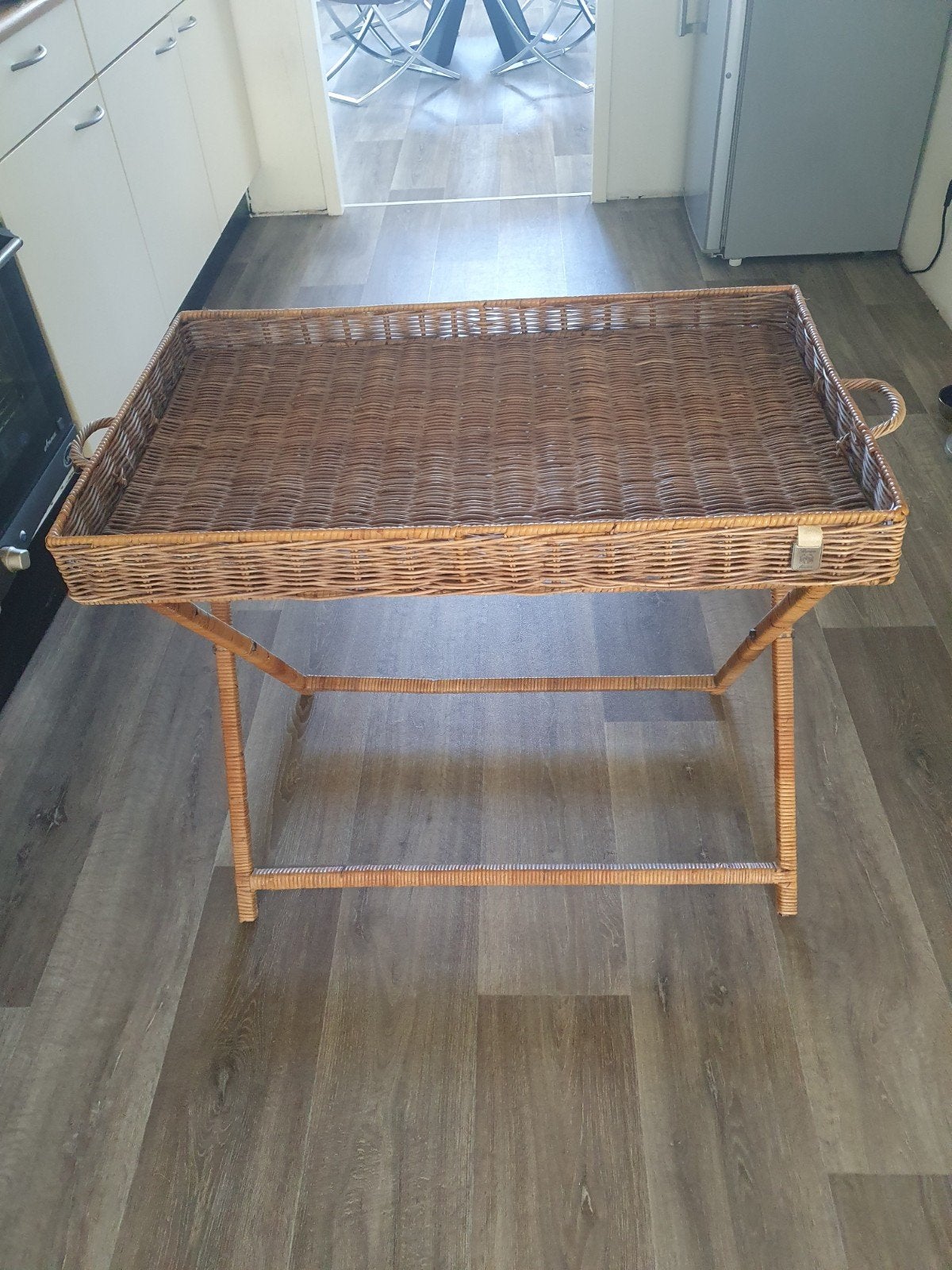 Riviera Maison rotan dienbladtafel, Huis en Inrichting, Tafels | Bijzettafels, 45 tot 60 cm, Overige materialen, Gebruikt, Landelijk, Riviera Maison