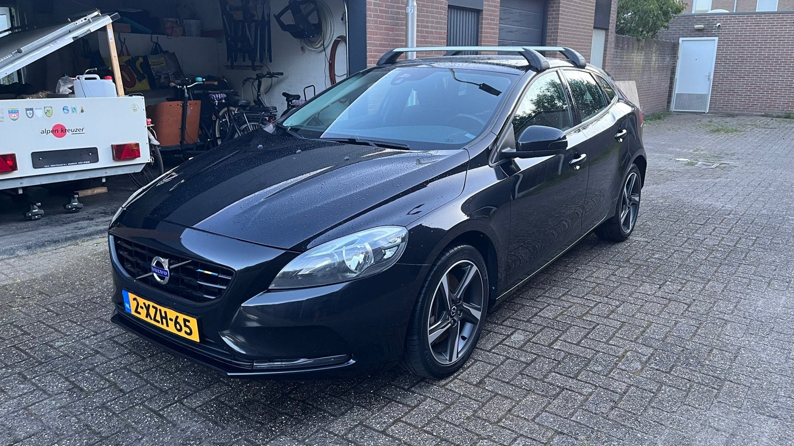 Volvo V40 2.0 D4 235PK 2014, Voorwielaandrijving, Stof, Zwart, 4 cilinders