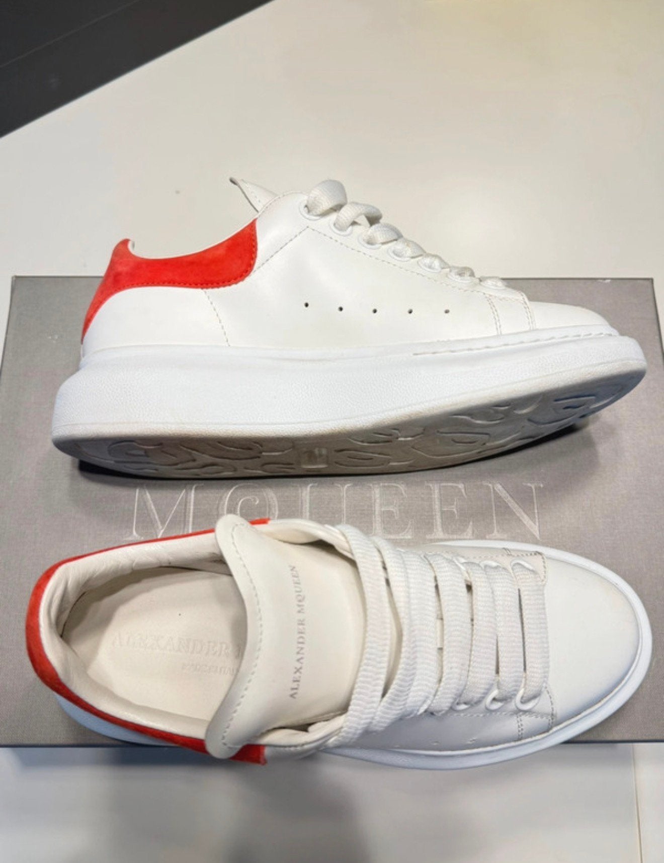 Alexander Mcqueen sneakers wit/rood maat 37, Kleding | Dames, Schoenen, Ophalen of Verzenden, Zo goed als nieuw, Wit, Sneakers of Gympen