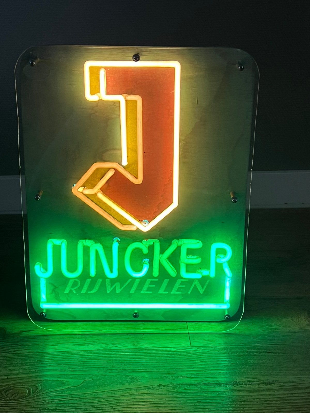 Neon lichtbak lichtreclame reclamebord Juncker rijwielen, Verzamelen, Ophalen, Gebruikt, Lichtbak of (neon) lamp