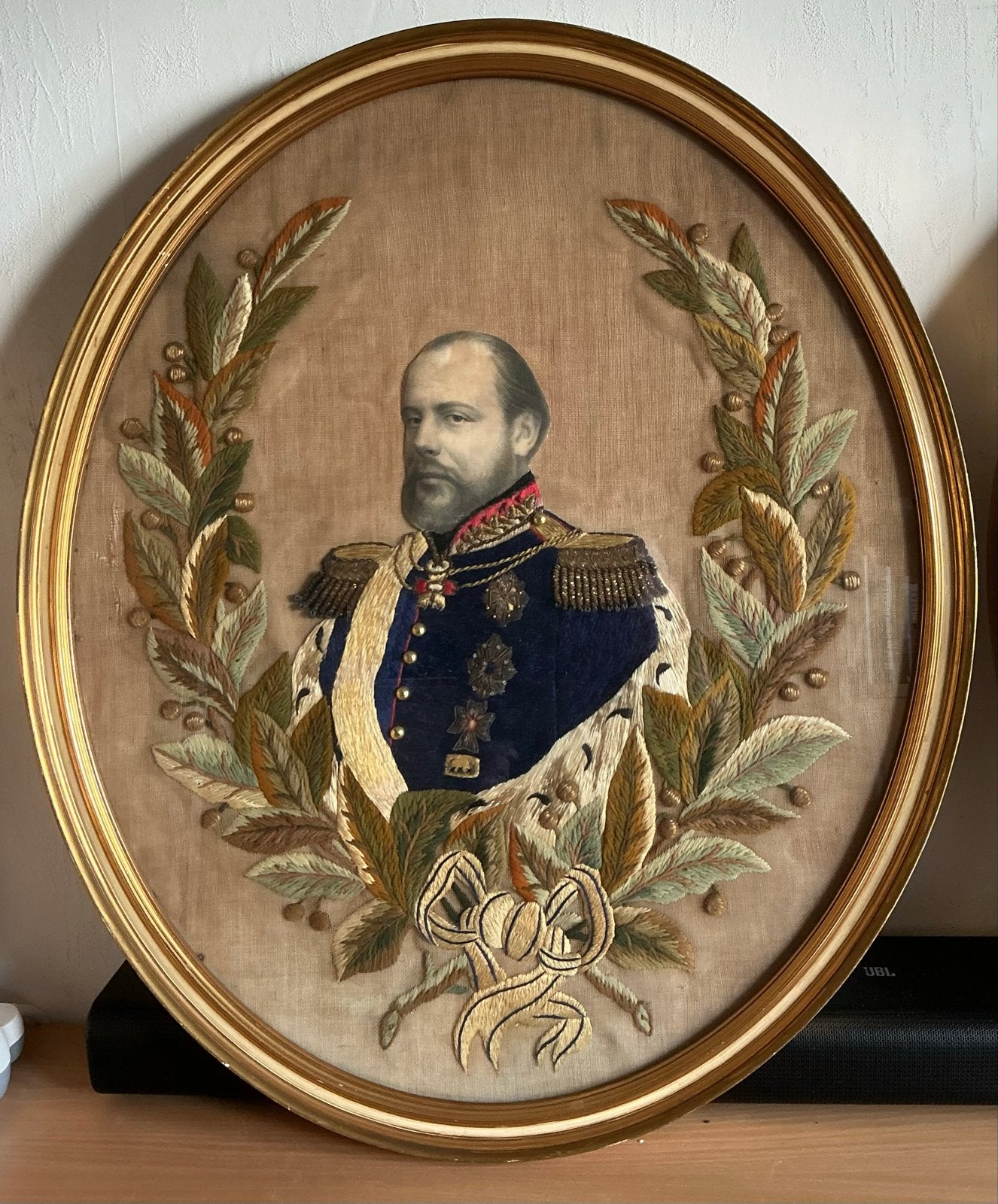 Antieke geborduurde portretten in ovale lijst (2 stuks), Antiek en Kunst, Ophalen