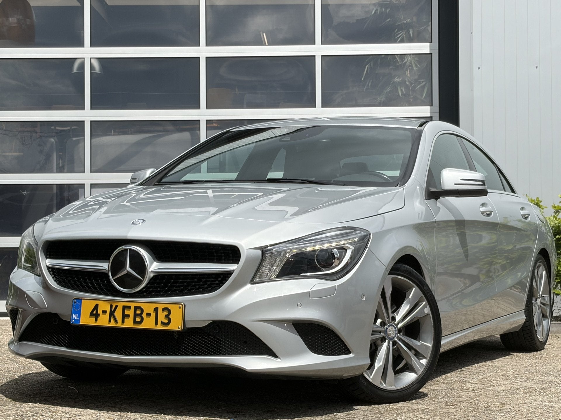 Mercedes-Benz CLA-Klasse 180 Urban-pakket 122pk | Bi-xenon k, Auto's, Mercedes-Benz, Voorwielaandrijving, CLA, Stof, Gebruikt
