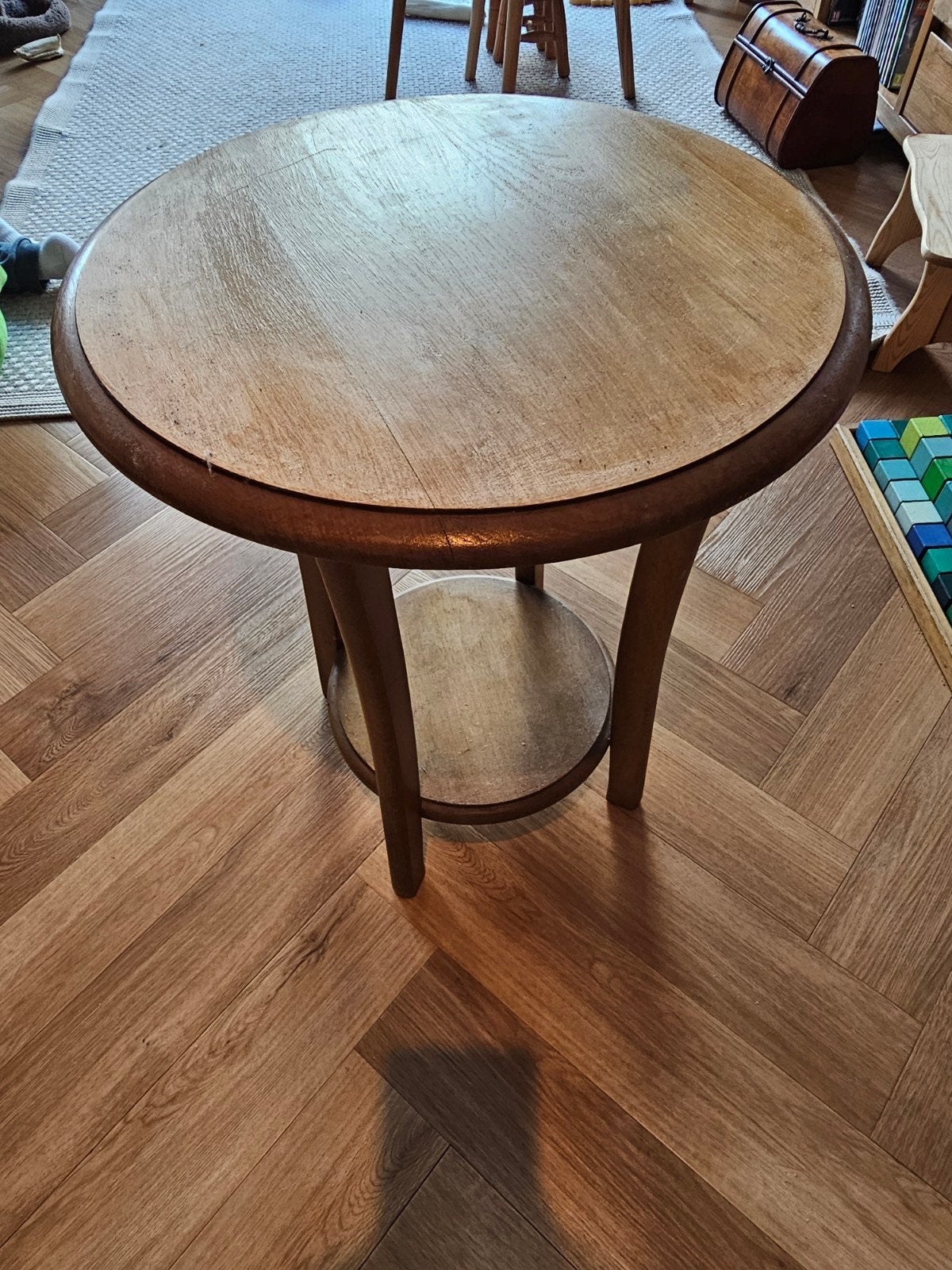 Houten bijzettafel - Rond en stijlvol, Huis en Inrichting, Minder dan 55 cm, Gebruikt, Klassiek, Rond