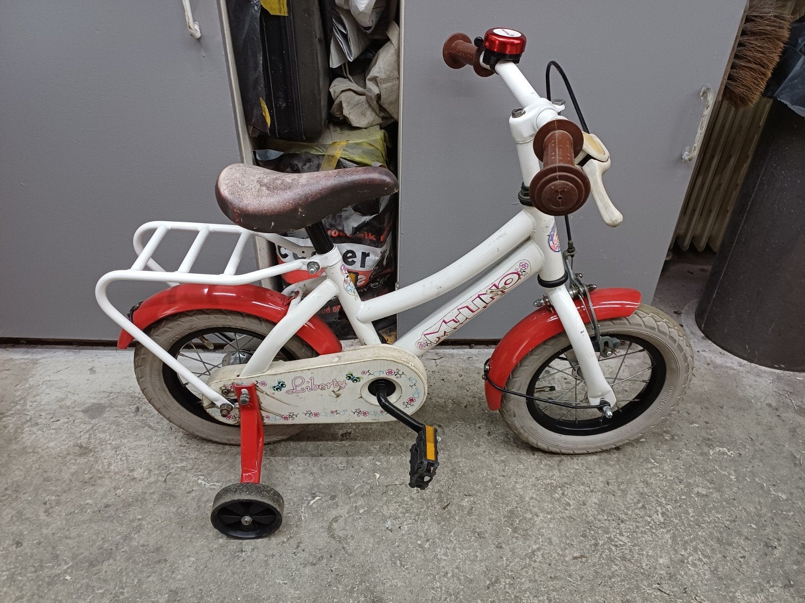 Kinderfietsje wit/rood met zijwieltjes 12 inch, Ophalen, Gebruikt, Minder dan 16 inch, Zijwieltjes