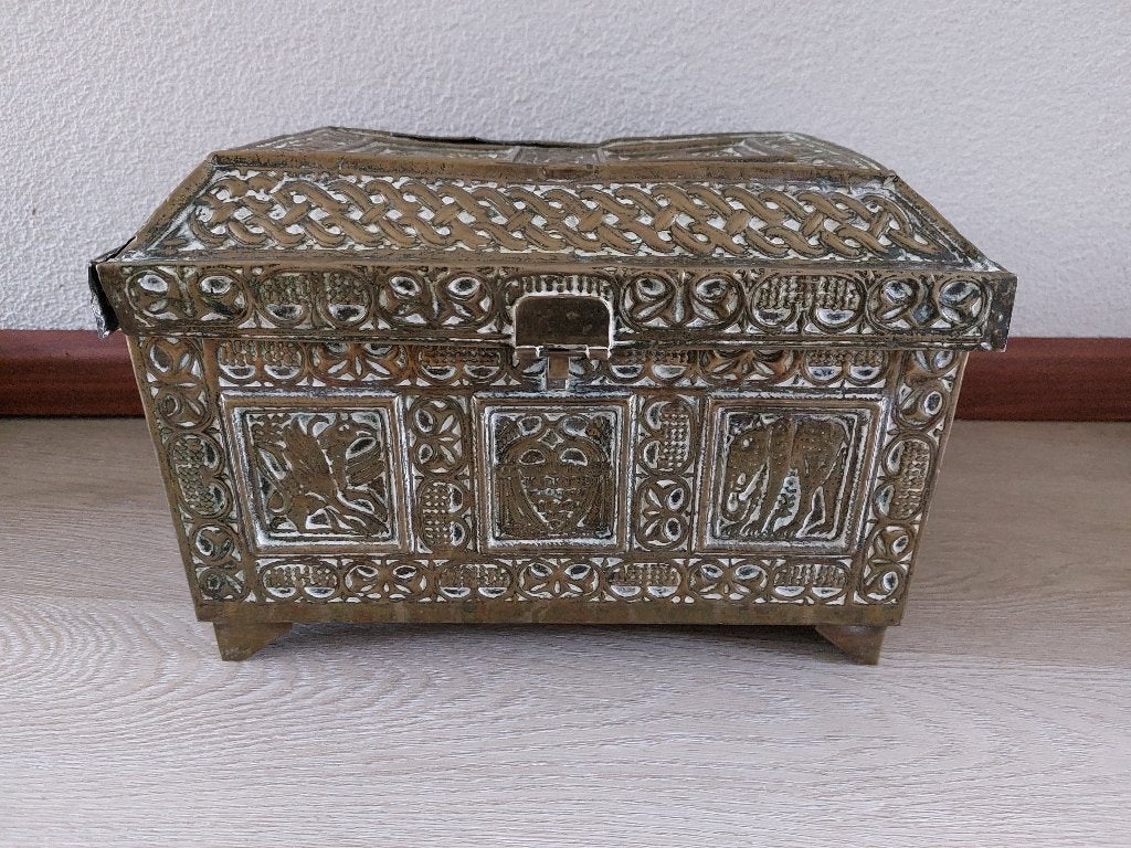 INDIA KIST RIJKELIJK VERSIERD, Antiek en Kunst, Ophalen of Verzenden