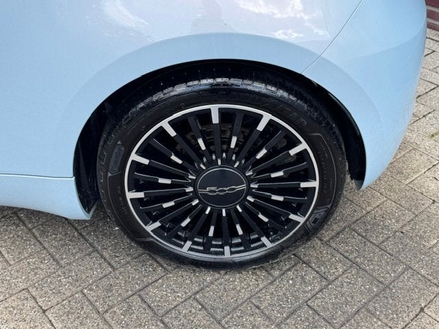 Fiat 500 e Icon 42 kWh *carplay *p-sensor *parelmoer *17”, Auto's, Stof, Gebruikt, Parkeersensor, 1265 kg