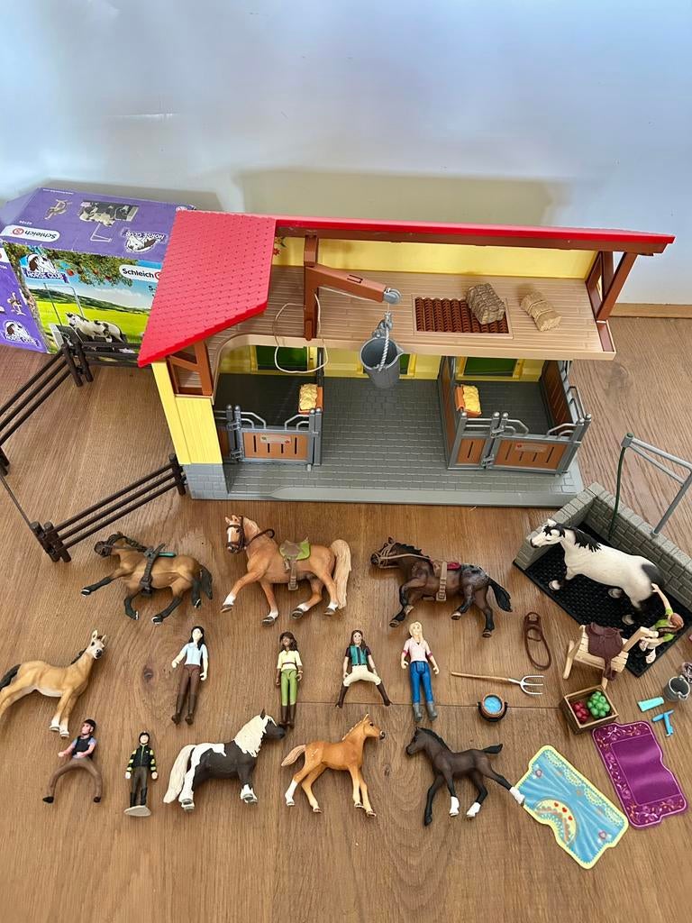 Schleich stal manege, wasplaats, poppetjes ruiters paarden, Ophalen of Verzenden, Zo goed als nieuw, Jongen of Meisje