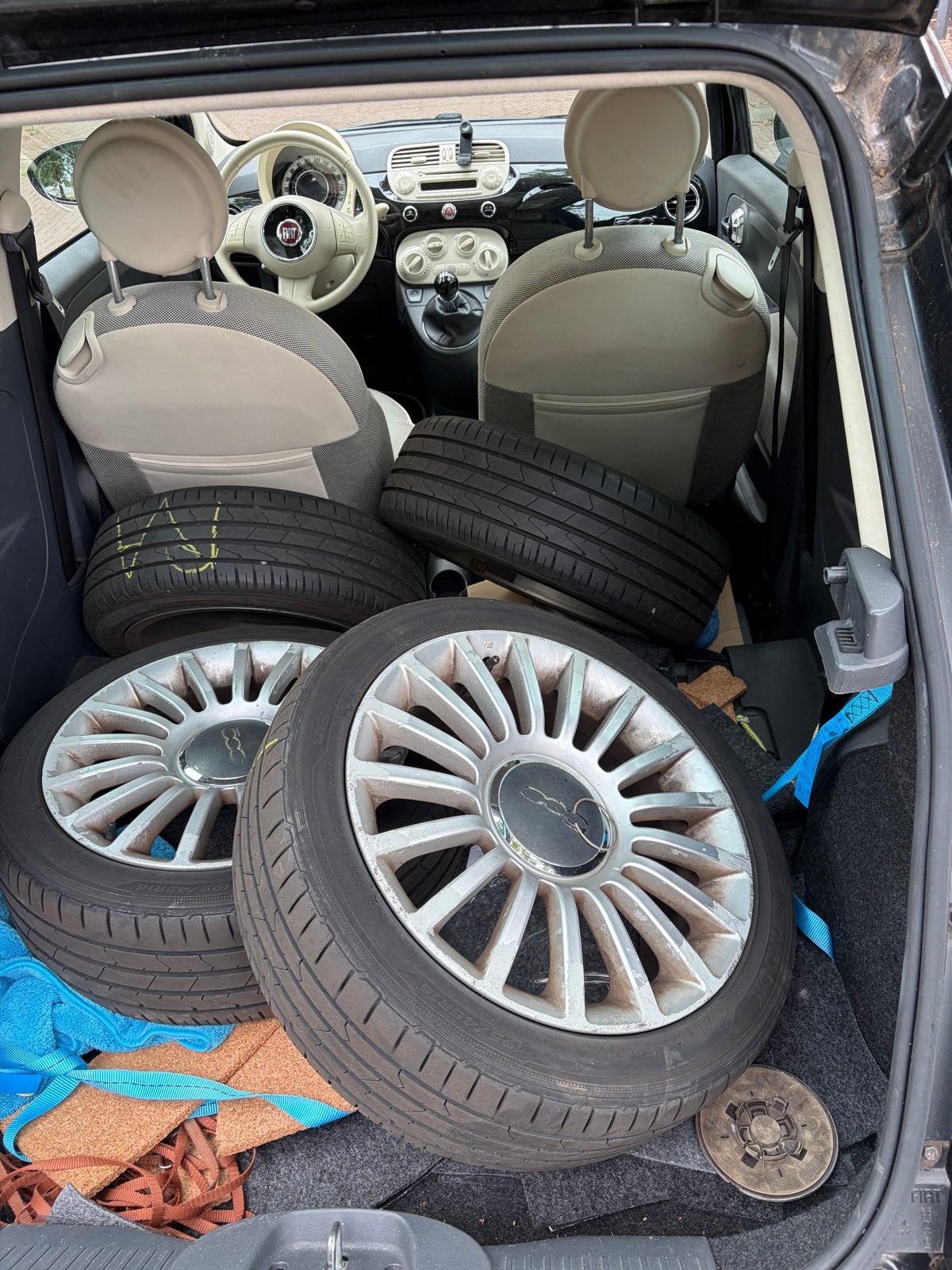 4Gebruikte Fiat 500 16 inch velgen met versleten zomerbanden, Auto-onderdelen, Banden en Velgen, Ophalen, Gebruikt, 16 inch, Banden en Velgen