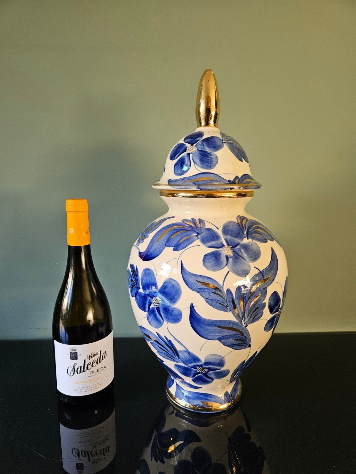 Vintage grote dekselvaas, wit met blauwe bloemen en goud, Ophalen of Verzenden, Met deksel, Goud