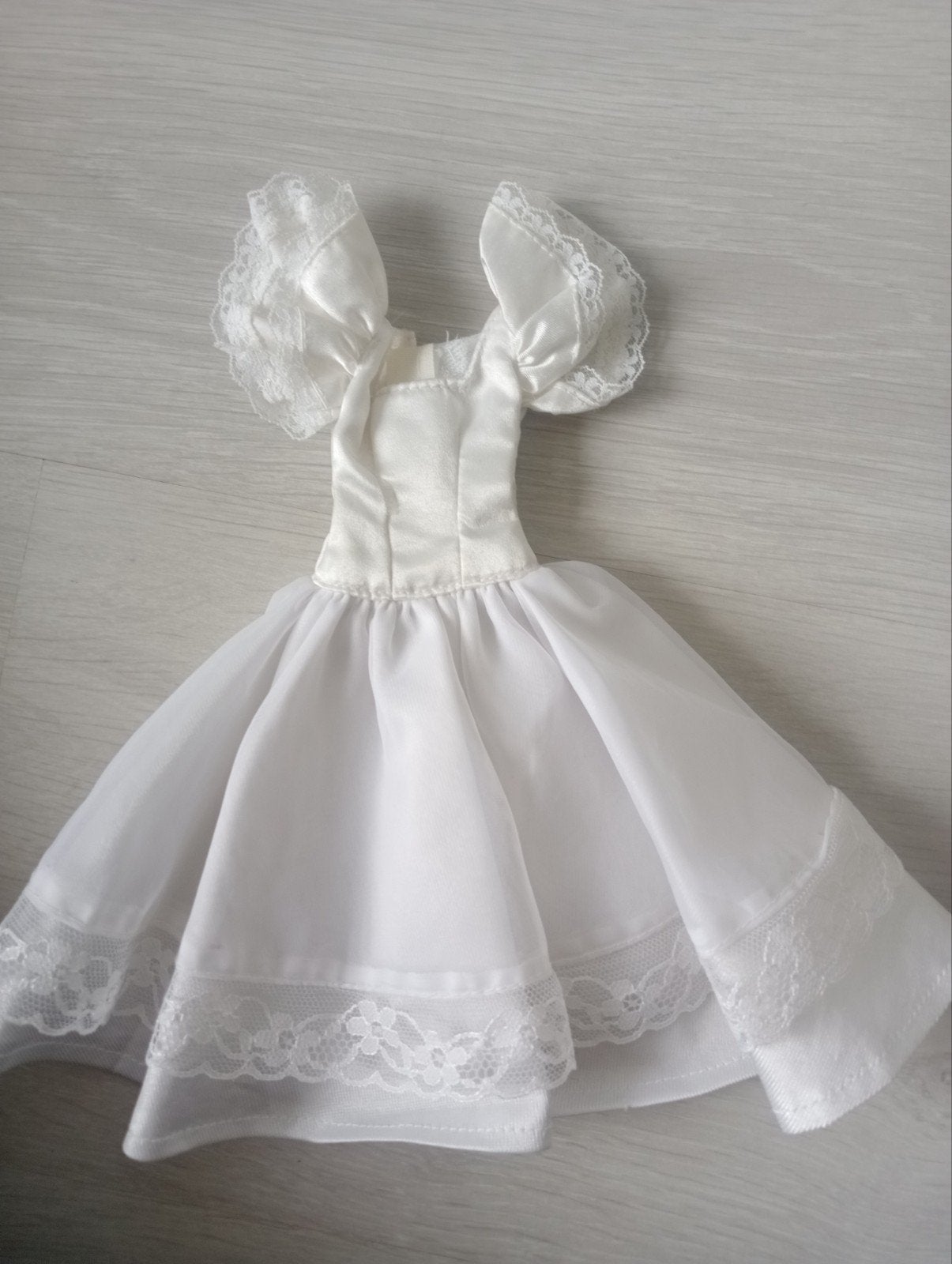 Witte bruidsjurk voor Barbie met kant, Verzamelen, Poppen, Ophalen of Verzenden, Kleertjes