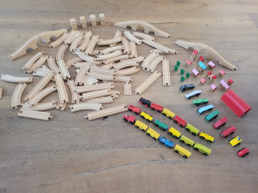 Houten treinbaan met treintjes en onderdelen , Ophalen of Verzenden, Gebruikt, Overige typen