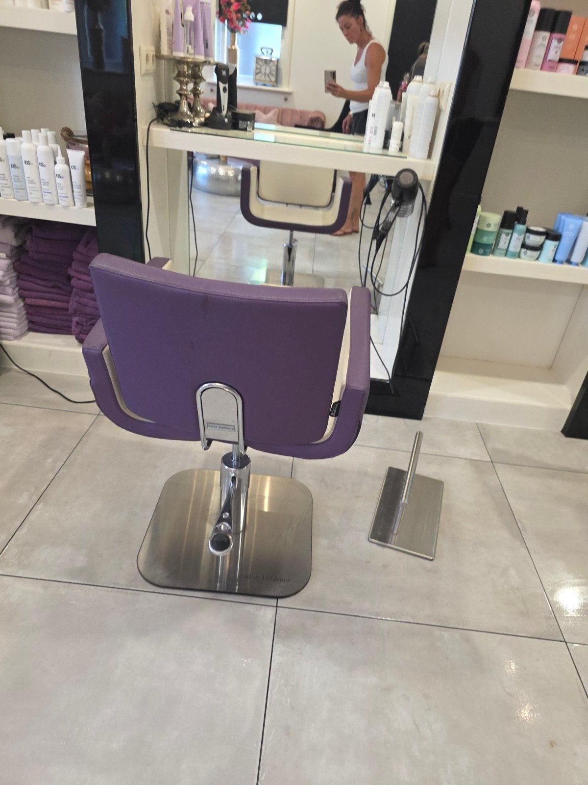 Te koop paars witte kappers stoelen. Salon Ambiance, Ophalen