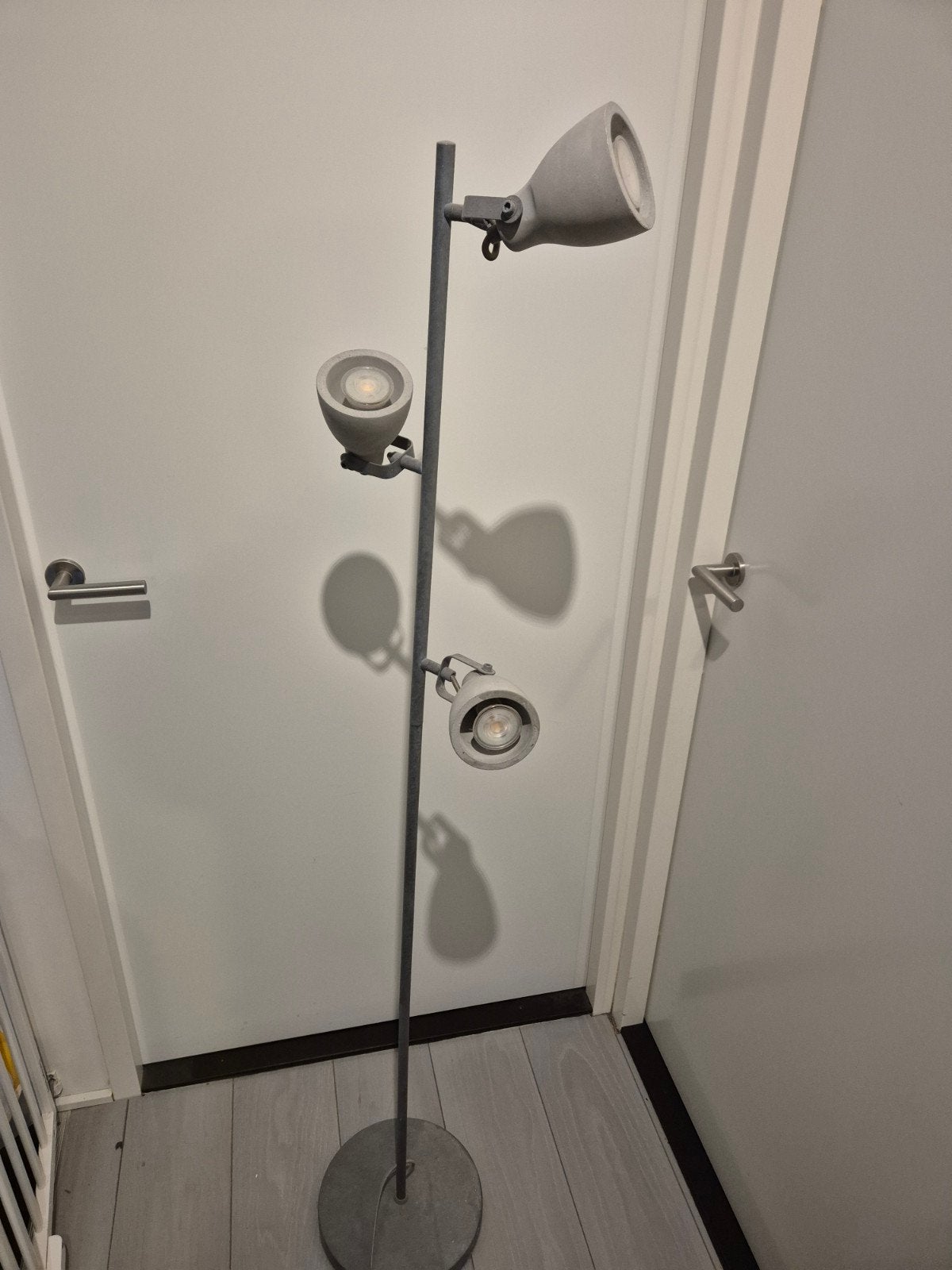 Betonlook Vloerlamp met 3 Spots - Werkt Perfect!, Ophalen