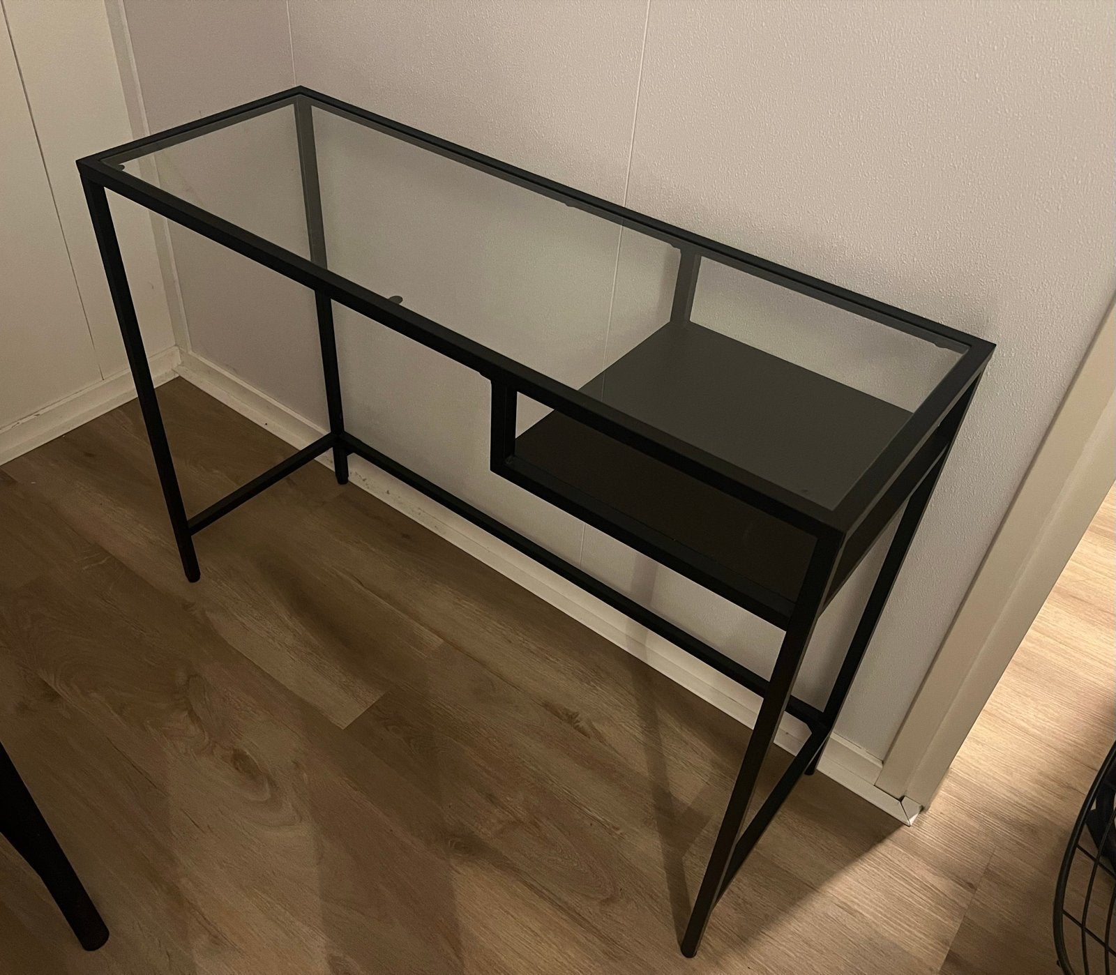 Ikea Vittsjö laptoptafel / bureau / sidetable - Zwart, Huis en Inrichting, Tafels | Sidetables, Ophalen, Gebruikt, 50 tot 100 cm