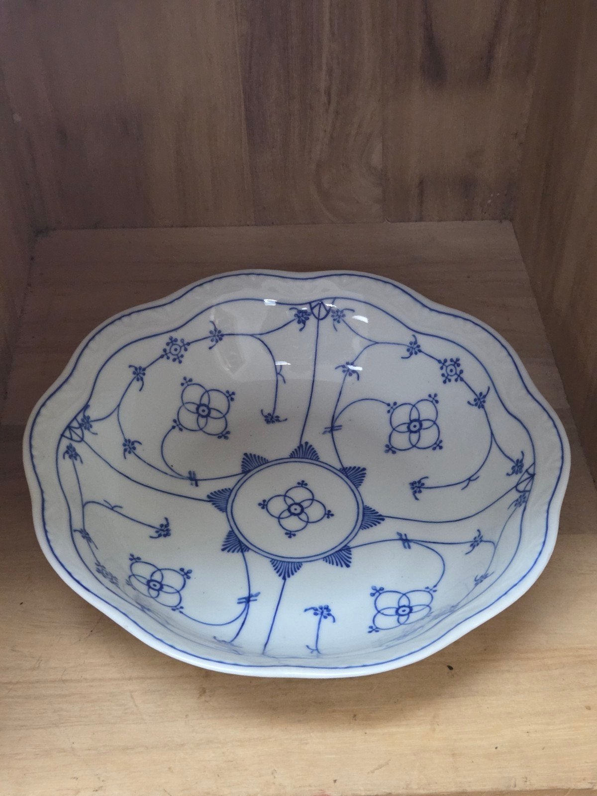 Antieke porseleinen schaal met blauw bloemmotief, Ophalen of Verzenden