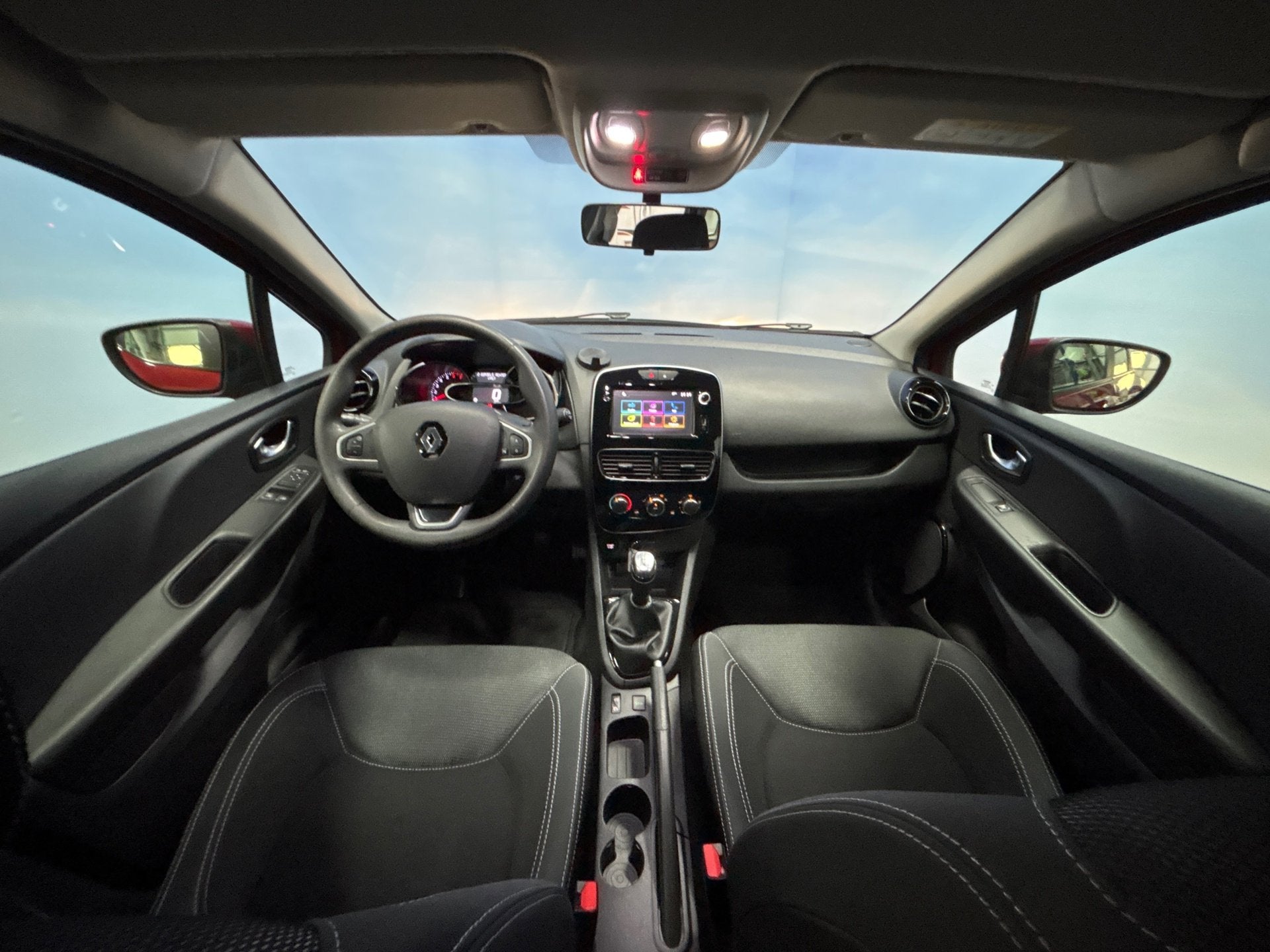 Renault Clio Estate 0.9 TCe Zen Navi, Trekhaak, Media, Voorwielaandrijving, 898 cc, Gebruikt, 580 kg
