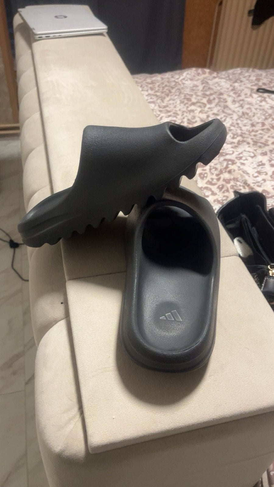 Adidas Yeezy Slide Onyx - Maat 43, Ophalen of Verzenden, Zo goed als nieuw, Zwart, Slippers