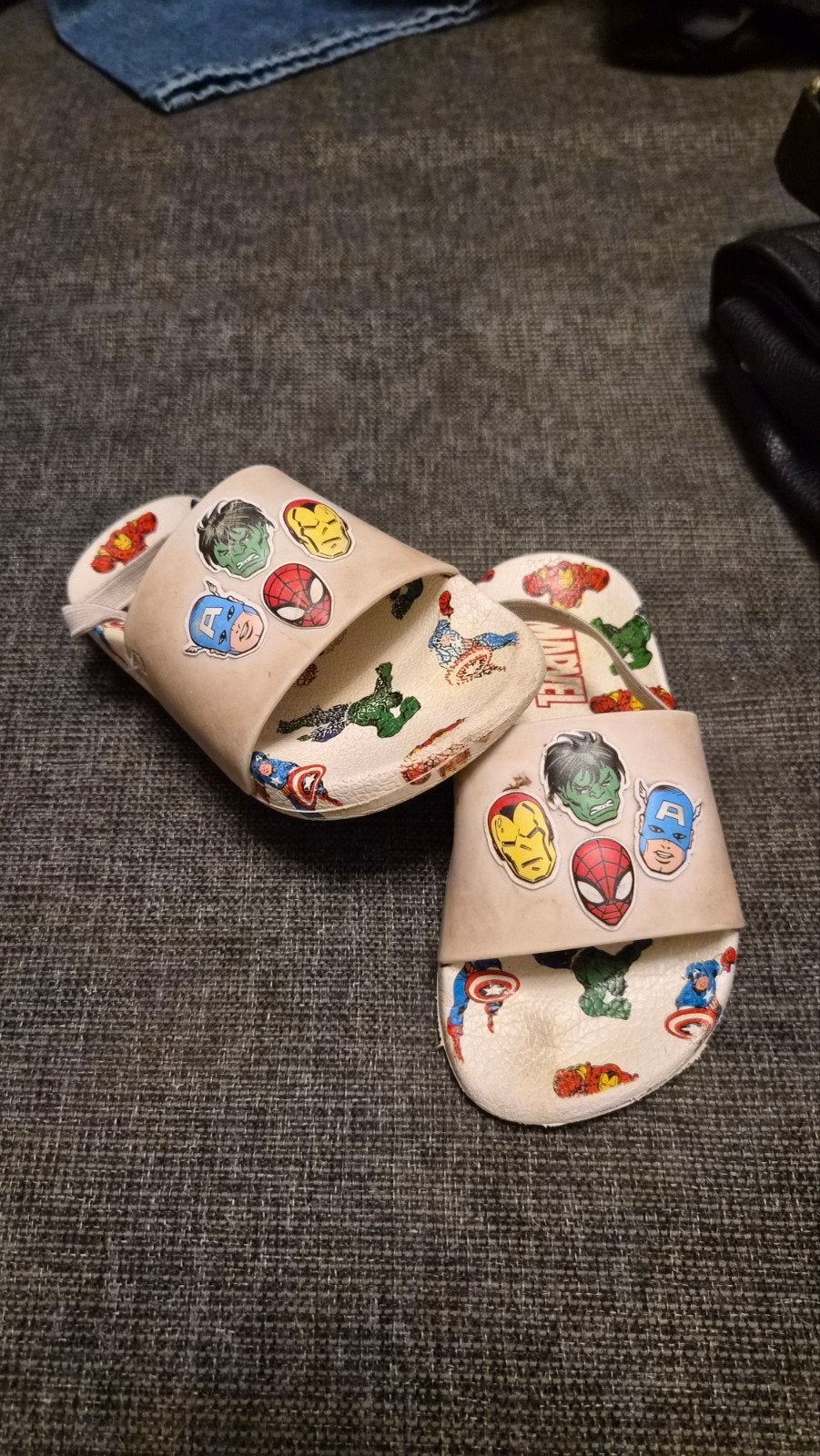 Marvel slippers maat 27, Kinderen en Baby's, Kinderkleding | Schoenen en Sokken, Gebruikt, Overige typen, Ophalen of Verzenden