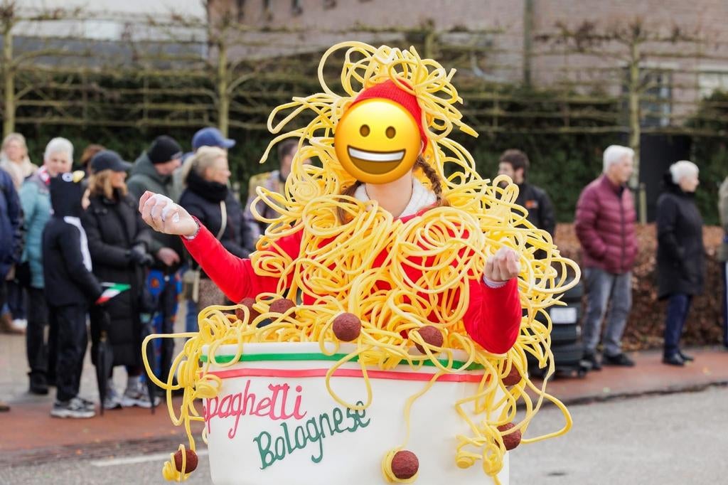 Pak spaghetti, Ophalen, Gedragen, Carnaval