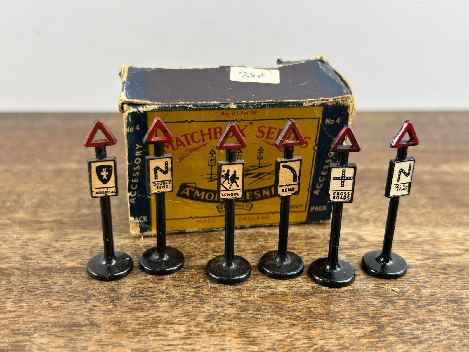 Matchbox A-4 Accessory Pack 4 Road Signs, Ophalen of Verzenden, Zo goed als nieuw, Overige typen, Matchbox