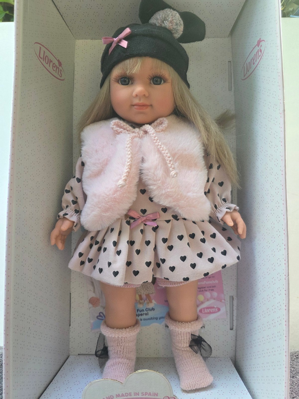 Llorens pop met hartjesjurk en bontvestje - Nieuw, Ophalen of Verzenden, Nieuw, Babypop