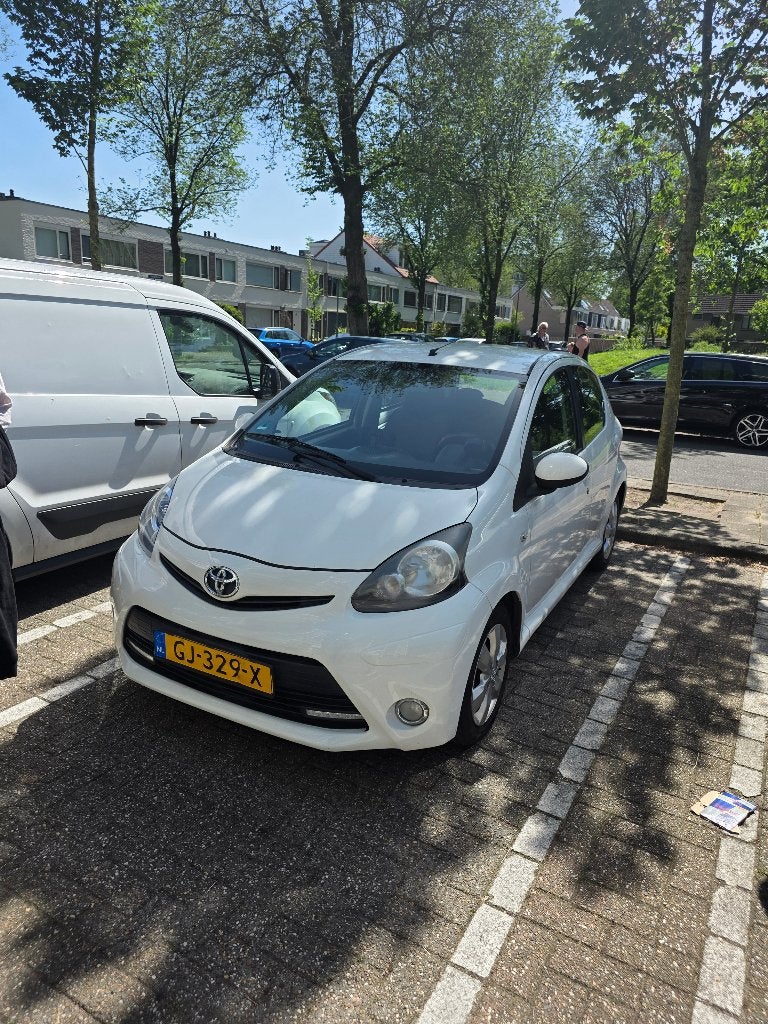 Toyota Aygo 1.0 12V 2013 Airco | Bluetooth | Navigatie, Auto's, Voorwielaandrijving, 4 stoelen, Handgeschakeld, Particulier