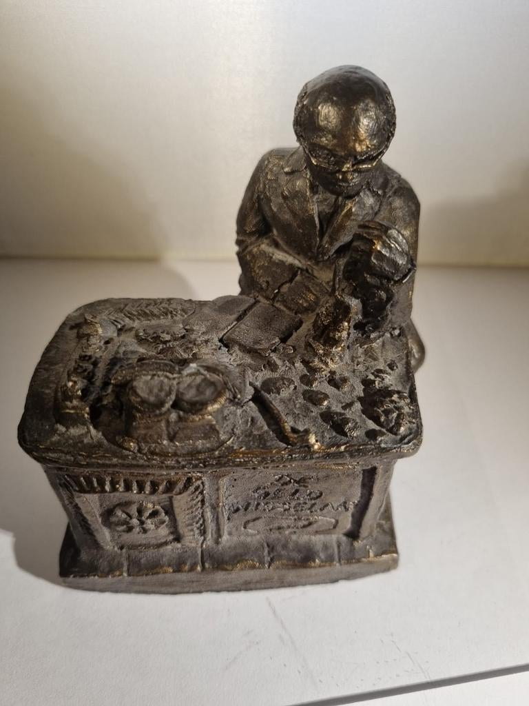 De geldwisselaar, Antiek en Kunst, Kunst | Beelden en Houtsnijwerken, Minder dan 20 cm, Ophalen of Verzenden, Beeld, Bruin
