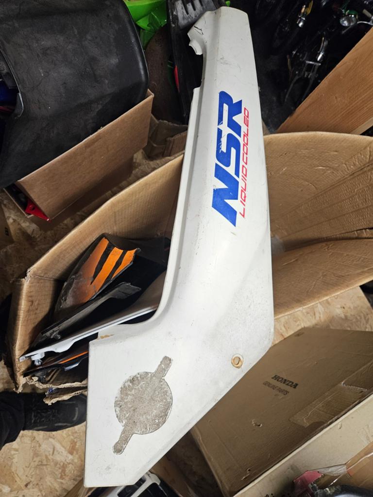 Honda nsr 50 zijscherm/zijkap links., Fietsen en Brommers, Brommeronderdelen | Algemeen, Ophalen of Verzenden, Gebruikt, Kap, Honda nsr 50.