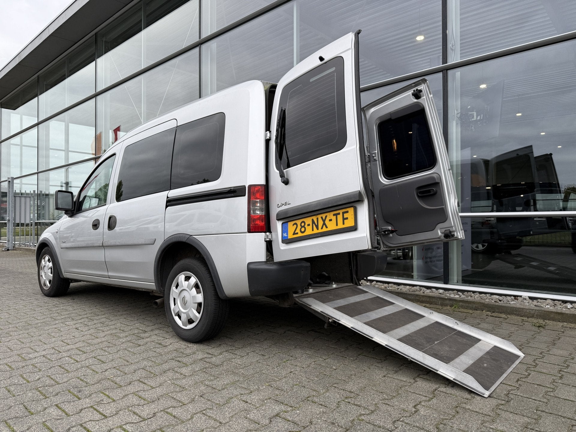 Opel Combo Tour 2+1 Rolstoelauto 1.6 Comfort (Mooie ruime ro, Gebruikt, 750 kg, Origineel Nederlands, Handgeschakeld