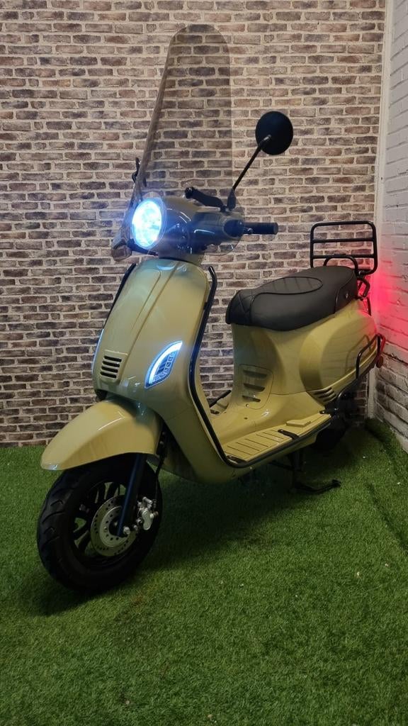 Zeer nette Capri Santini brommer 80cc fulloptions 2021!, Ophalen of Verzenden, Zo goed als nieuw, Benzine