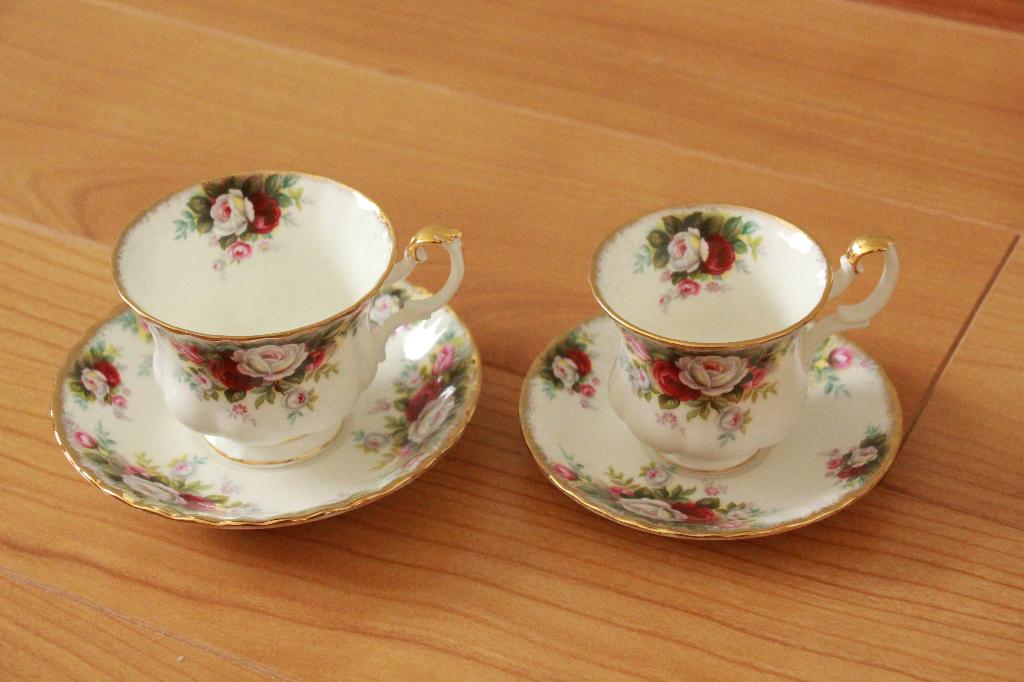 2 Engelse kopjes van Royal Albert, Verzamelen, Ophalen of Verzenden, Zo goed als nieuw, Porselein, Kop en/of schotel