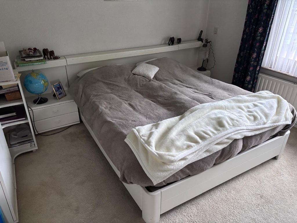 Bed, Huis en Inrichting, Slaapkamer | Bedden, Ophalen, Wit, Tweepersoons, 180 cm