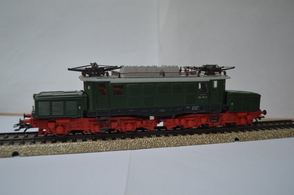 Märklin 3335: E-loc type 254 van de DR in zijn doos, Wisselstroom, Locomotief, Ophalen of Verzenden, Zo goed als nieuw